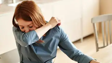 Mujer estornudando Mujer estornudando