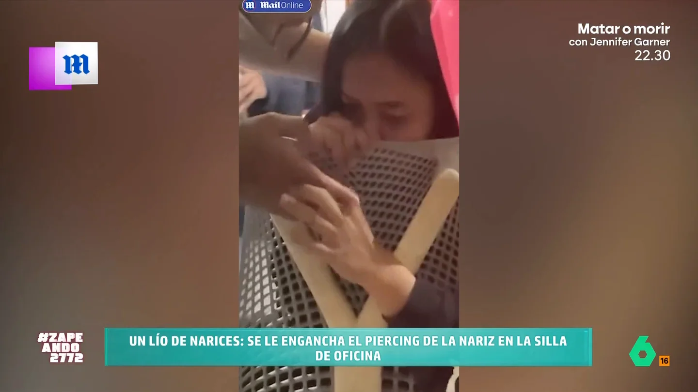 Una chica se engancha con su piercing a su silla de oficina y la llevan a los Bomberos: "Lo que hace la gente para coger la baja" Zapeando analiza el vídeo el periplo de una joven que tras quedarse con su piercing enganchada a la silla de la oficina, acaba frente a una motosierra de los Bomberos, que tras liberarla le cantan el cumpleaños feliz.