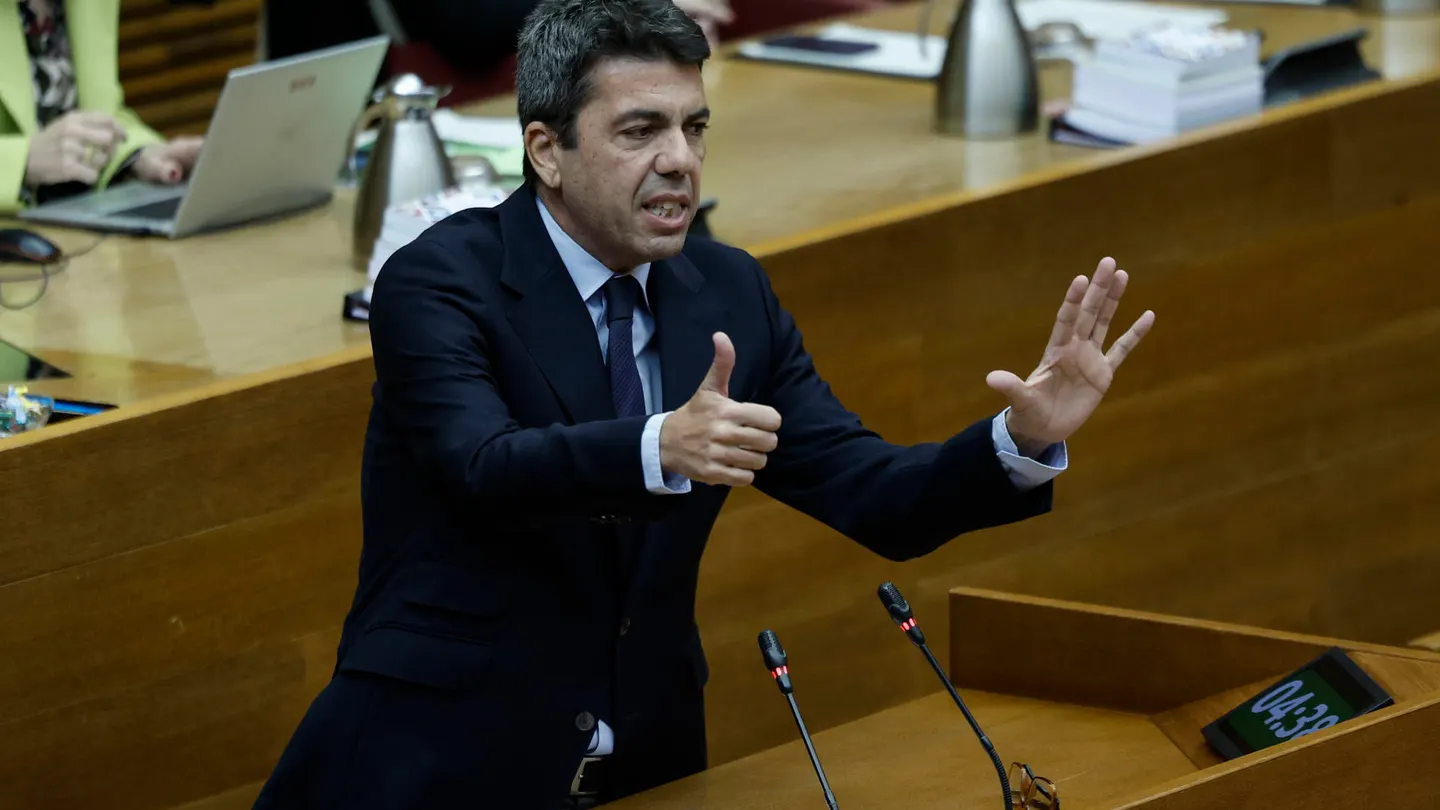 Carlos Mazón, en la primera sesión de control parlamentario de este año al president de la Generalitat, en Les Corts Valencianes. Carlos Mazón, en la primera sesión de control parlamentario de este año al president de la Generalitat, en Les Corts Valencianes.
