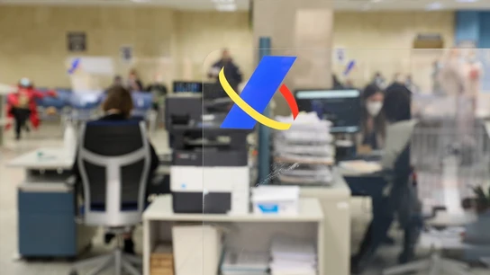 Varios empleados trabajan en una oficina de la Agencia Tributaria. Varios empleados trabajan en una oficina de la Agencia Tributaria.