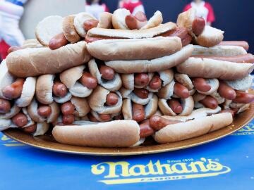 Una bandeja de perritos calientes