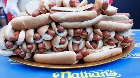 Una bandeja de perritos calientes Una bandeja de perritos calientes