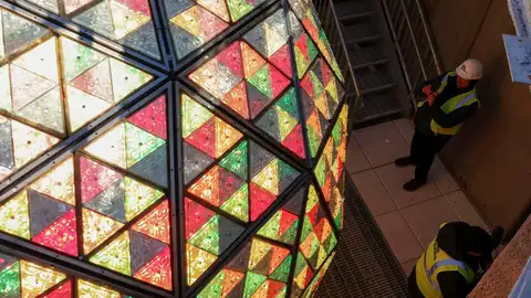 La actual bola de la víspera de Año Nuevo de Times Square hace su descenso final La actual bola de la víspera de Año Nuevo de Times Square hace su descenso final