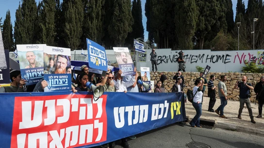 Protestas en Jerusalén contra el acuerdo de alto el fuego, este jueves.  Protestas en Jerusalén contra el acuerdo de alto el fuego, este jueves.