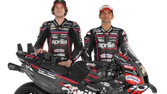 Jorge Martín y Marco Bezzecchi posan con la Aprilia Jorge Martín y Marco Bezzecchi posan con la Aprilia