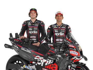 Jorge Mart&iacute;n y Marco Bezzecchi posan con la Aprilia