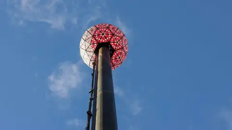 La actual bola de la víspera de Año Nuevo de Times Square hace su descenso final La actual bola de la víspera de Año Nuevo de Times Square hace su descenso final