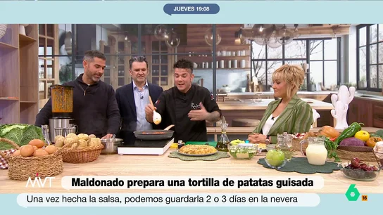 ¿La tortilla de patata, con o sin cebolla? Carlos Maldonado toma partido Carlos Maldonado propone hoy una receta sorprendente, una tortilla de patata guisada en salsa vizcaína para darle una vuelta a esas tortillas precocinadas. En este vídeo, el chef además desvela si la prefiere con o sin cebolla.