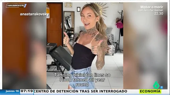 Se tatúa las marcas del bikini para aparentar que está morena todo el año: "¿Quién tiene un tono de piel así, además de Iniesta?" Se tatúa las marcas del bikini para aparentar que está morena todo el año: "¿Quién tiene un tono de piel así, además de Iniesta?"
