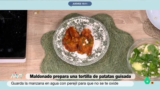 Carlos Maldonado convierte una tortilla de patata precocinada en un manjar: así es su receta guisada a la 'vizcaína' Carlos Maldonado vuelve a sorprender en su sección de cocina y esta semana trae una receta que convierte una tortilla de patata de supermercado en un delicioso guiso a la vizcaína. En este vídeo explica cómo hacerlo en casa.