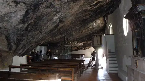 Interior del Santuario de la Virgen de la Balma Interior del Santuario de la Virgen de la Balma