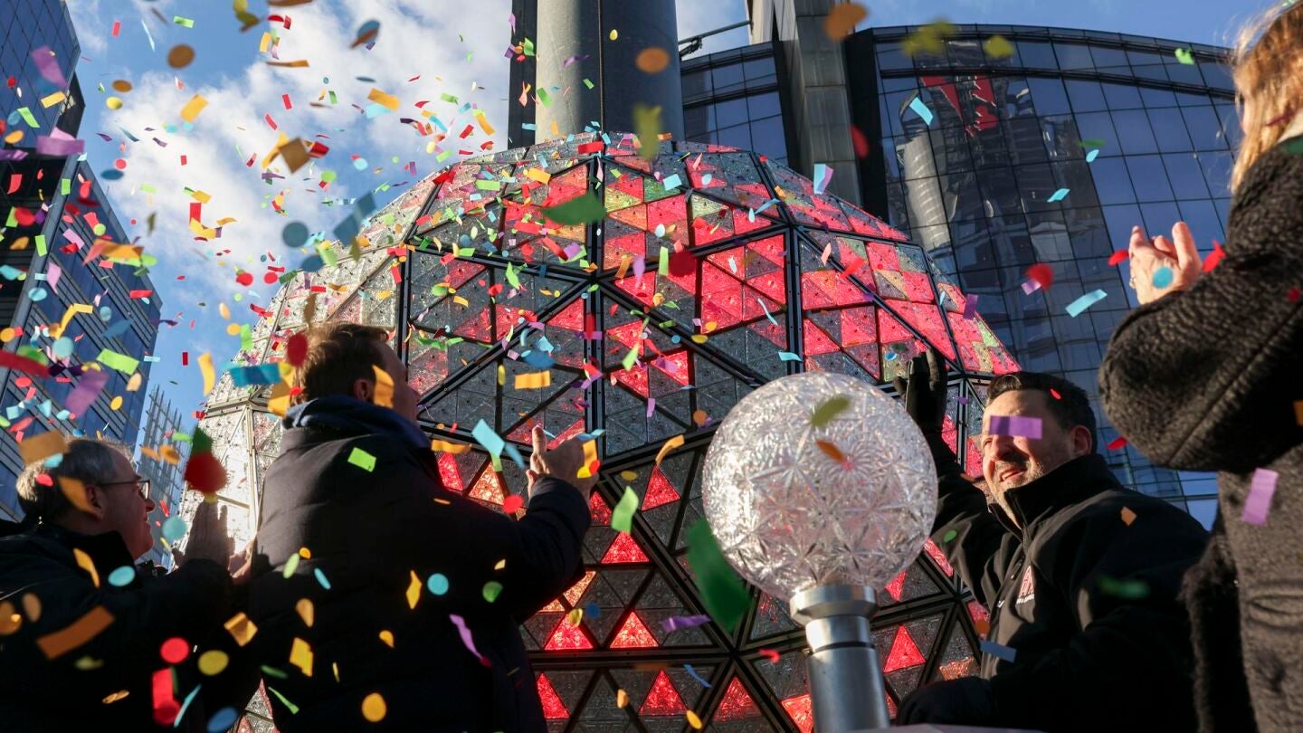 La actual bola de la v&iacute;spera de A&ntilde;o Nuevo de Times Square hace su descenso final hacia el retiro en la cima de One Times Square en Nueva York