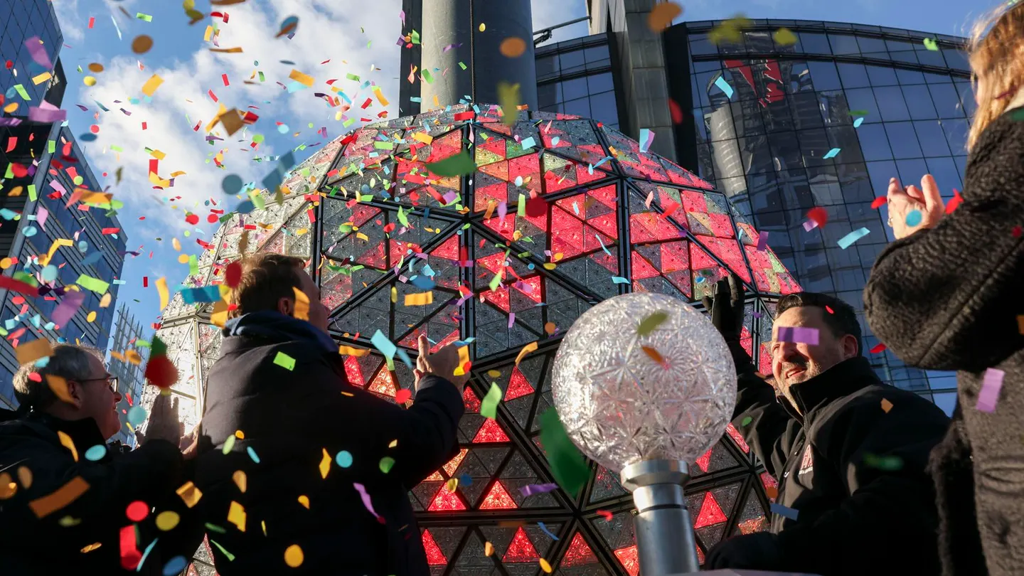 La actual bola de la víspera de Año Nuevo de Times Square hace su descenso final hacia el retiro en la cima de One Times Square en Nueva York La actual bola de la víspera de Año Nuevo de Times Square hace su descenso final hacia el retiro en la cima de One Times Square en Nueva York