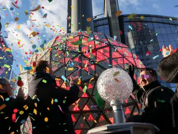 La actual bola de la víspera de Año Nuevo de Times Square hace su descenso final hacia el retiro en la cima de One Times Square en Nueva York La actual bola de la víspera de Año Nuevo de Times Square hace su descenso final hacia el retiro en la cima de One Times Square en Nueva York