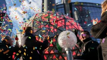 La actual bola de la víspera de Año Nuevo de Times Square hace su descenso final hacia el retiro en la cima de One Times Square en Nueva York