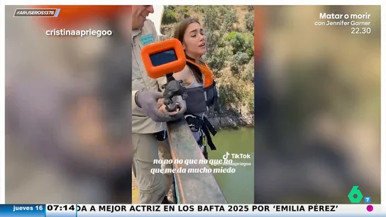 El vídeo de una tiktoker que es empujada por su instructor cuando se niega a hacer puenting genera polémica en redes El vídeo de una tiktoker que es empujada por su instructor cuando se niega a hacer puenting genera polémica en redes