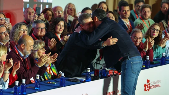 Sánchez abraza a Page Sánchez abraza a Page