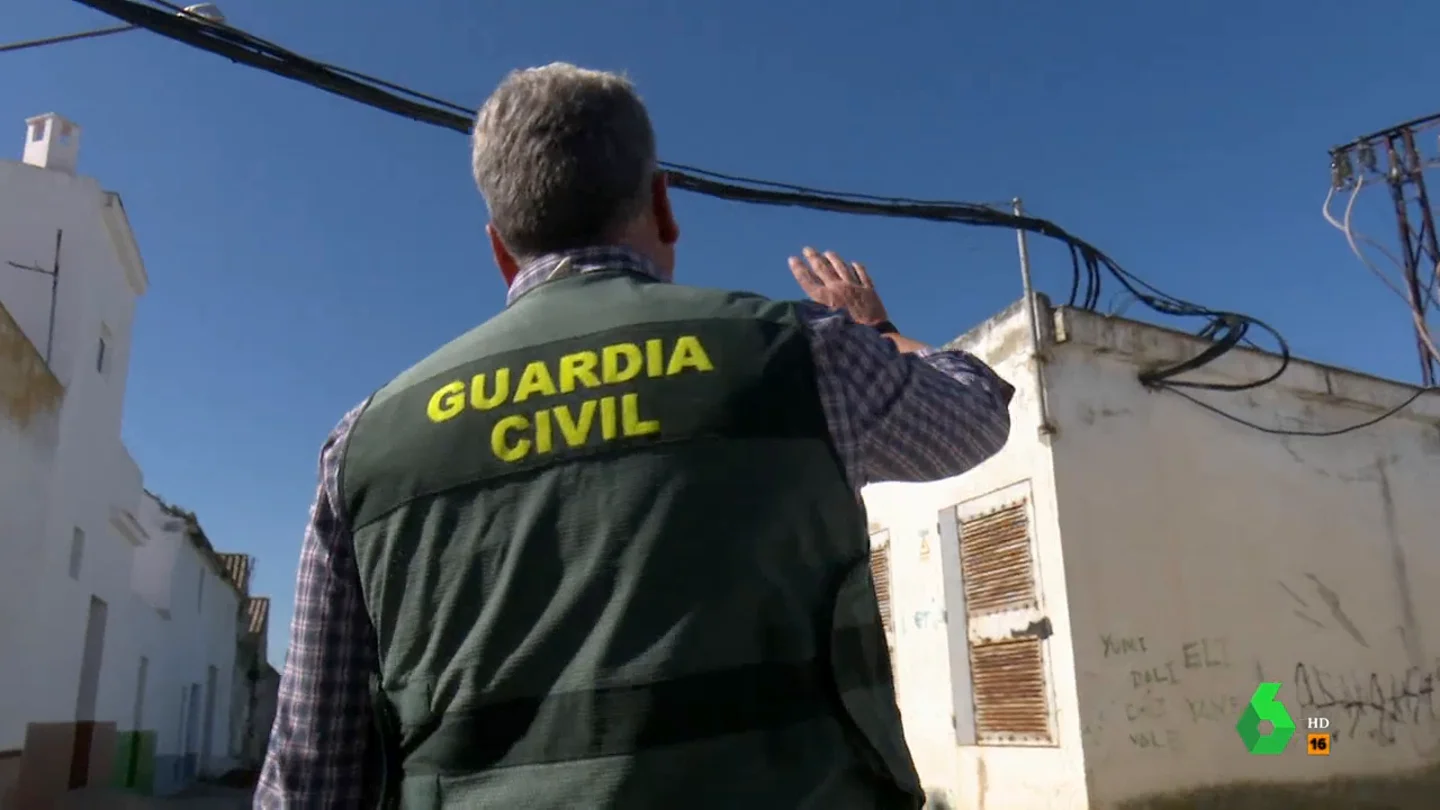 "En un tramo de su calle se consumía más luz que en todo el hospital comarcal de Villamartín": así comenzó la gran operación contra el clan de 'Los Piños' "En un tramo de su calle se consumía más luz que en todo el hospital comarcal de Villamartín": así comenzó la gran operación contra el clan de 'Los Piños'