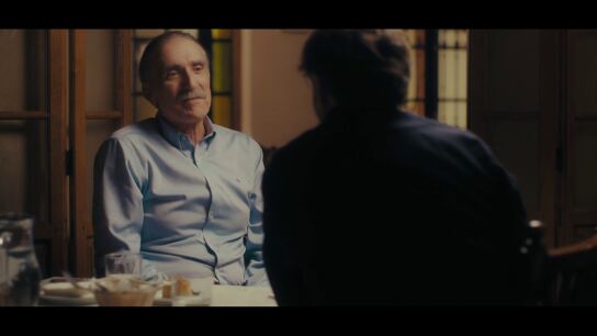 La respuesta de Jordi &Eacute;vole cuando Juan y Medio reconoce que piensa en Lolita al decir que le pesa no haberse comprometido: "Ten&eacute;is que hablar"