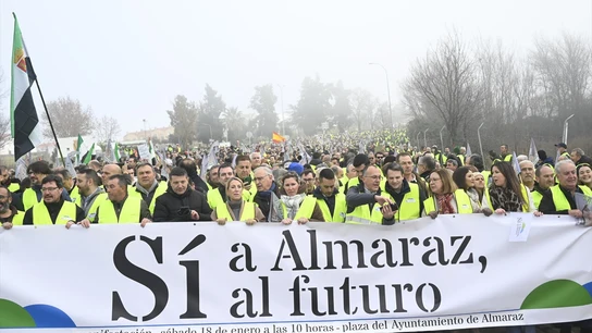 Manifestantes marchan desde la Plaza del Ayuntamiento de Almaraz hasta las puertas de la central nuclear este sábado Manifestantes marchan desde la Plaza del Ayuntamiento de Almaraz hasta las puertas de la central nuclear este sábado