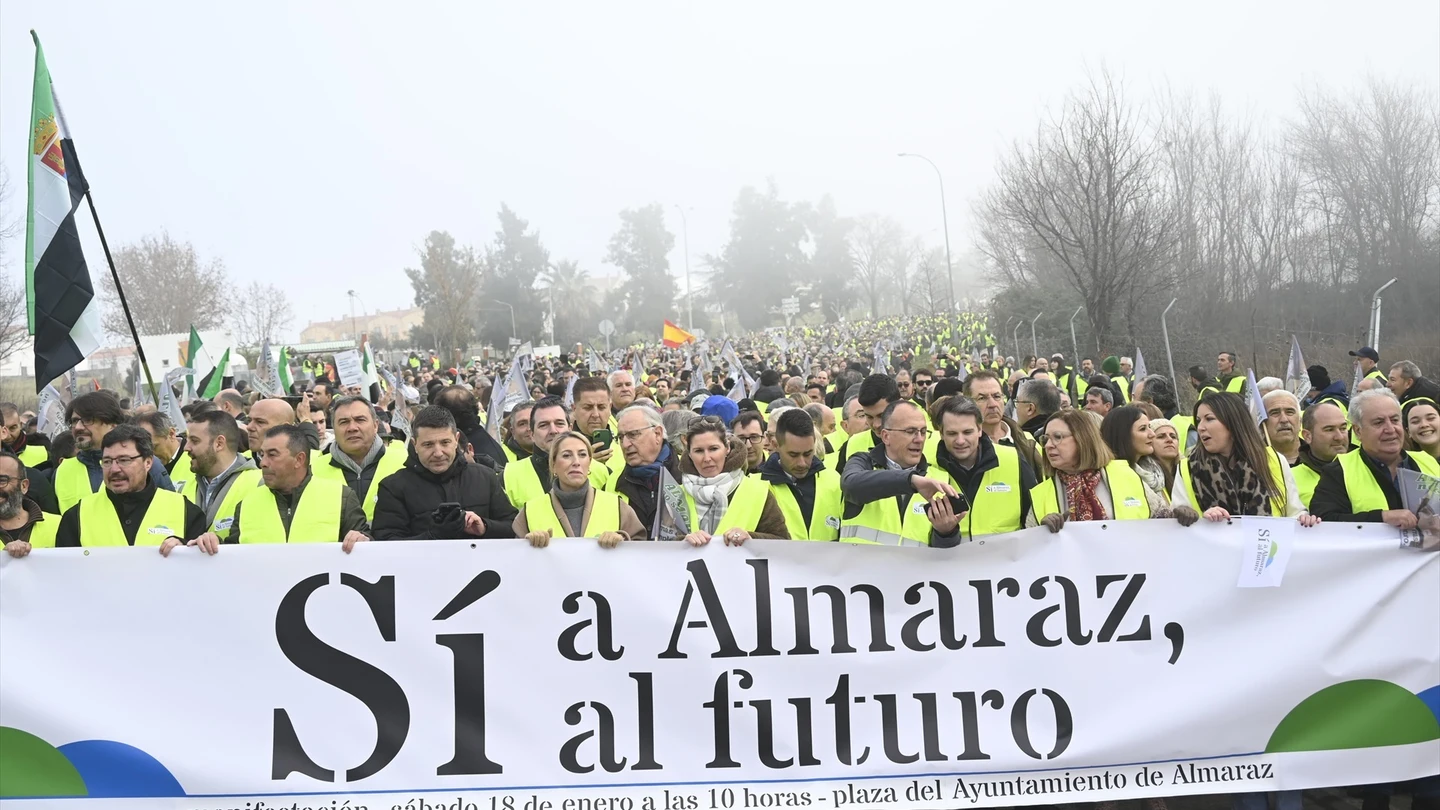 Manifestantes marchan desde la Plaza del Ayuntamiento de Almaraz hasta las puertas de la central nuclear este sábado Manifestantes marchan desde la Plaza del Ayuntamiento de Almaraz hasta las puertas de la central nuclear este sábado