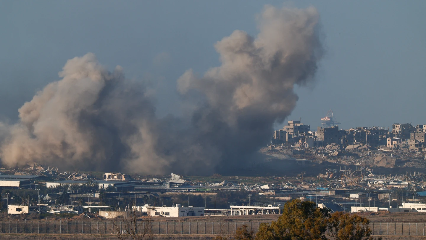 El humo se eleva dentro de la Franja de Gaza , antes de que entre en vigor un acuerdo de alto el fuego entre Israel y Hamás El humo se eleva dentro de la Franja de Gaza , antes de que entre en vigor un acuerdo de alto el fuego entre Israel y Hamás