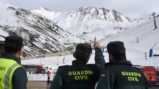 Fotografía de miembros de la Guardia Civil en la estación de esquí de Astún (Huesca) tras el accidente ocurrido en un telesilla. Fotografía de miembros de la Guardia Civil en la estación de esquí de Astún (Huesca) tras el accidente ocurrido en un telesilla.