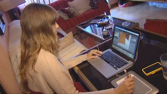 Una joven, teletrabajando Una joven, teletrabajando