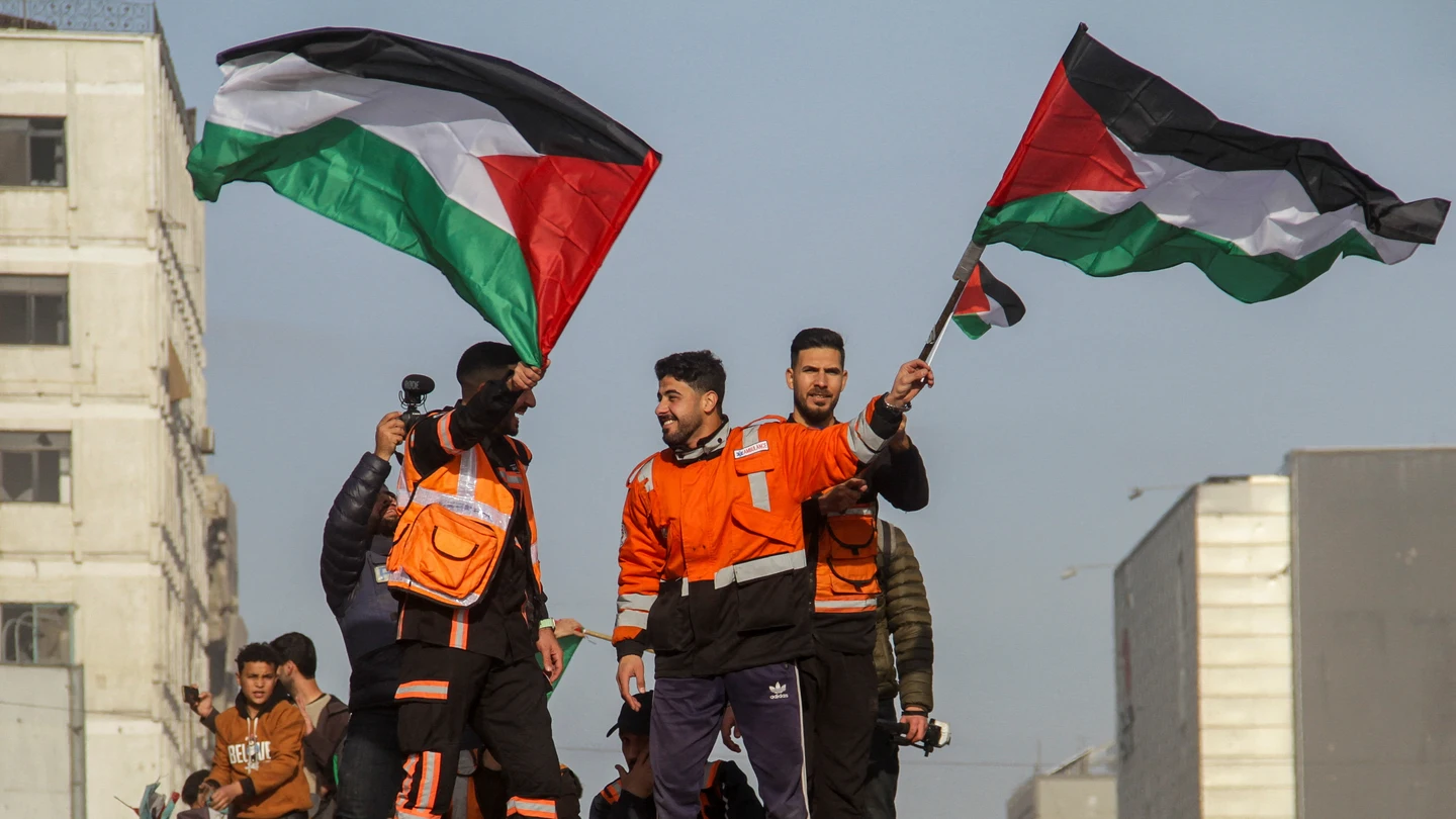 Miembros del servicio de emergencias celebran el alto el fuego entre Israel y Hamás en la ciudad de Gaza Miembros del servicio de emergencias celebran el alto el fuego entre Israel y Hamás en la ciudad de Gaza