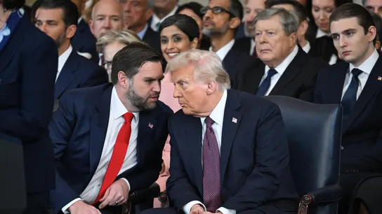 JD Vance habla con Donald Trump durante su toma de posesión en el Capitolio JD Vance habla con Donald Trump durante su toma de posesión en el Capitolio
