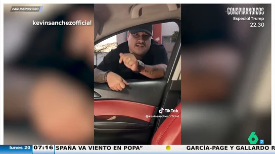 Amenaza al nuevo novio de su hija cuando va a recogerla a casa: "Ya tomé fotos de las placas de tu carro" Amenaza al nuevo novio de su hija cuando va a recogerla a casa: "Ya tomé fotos de las placas de tu carro"
