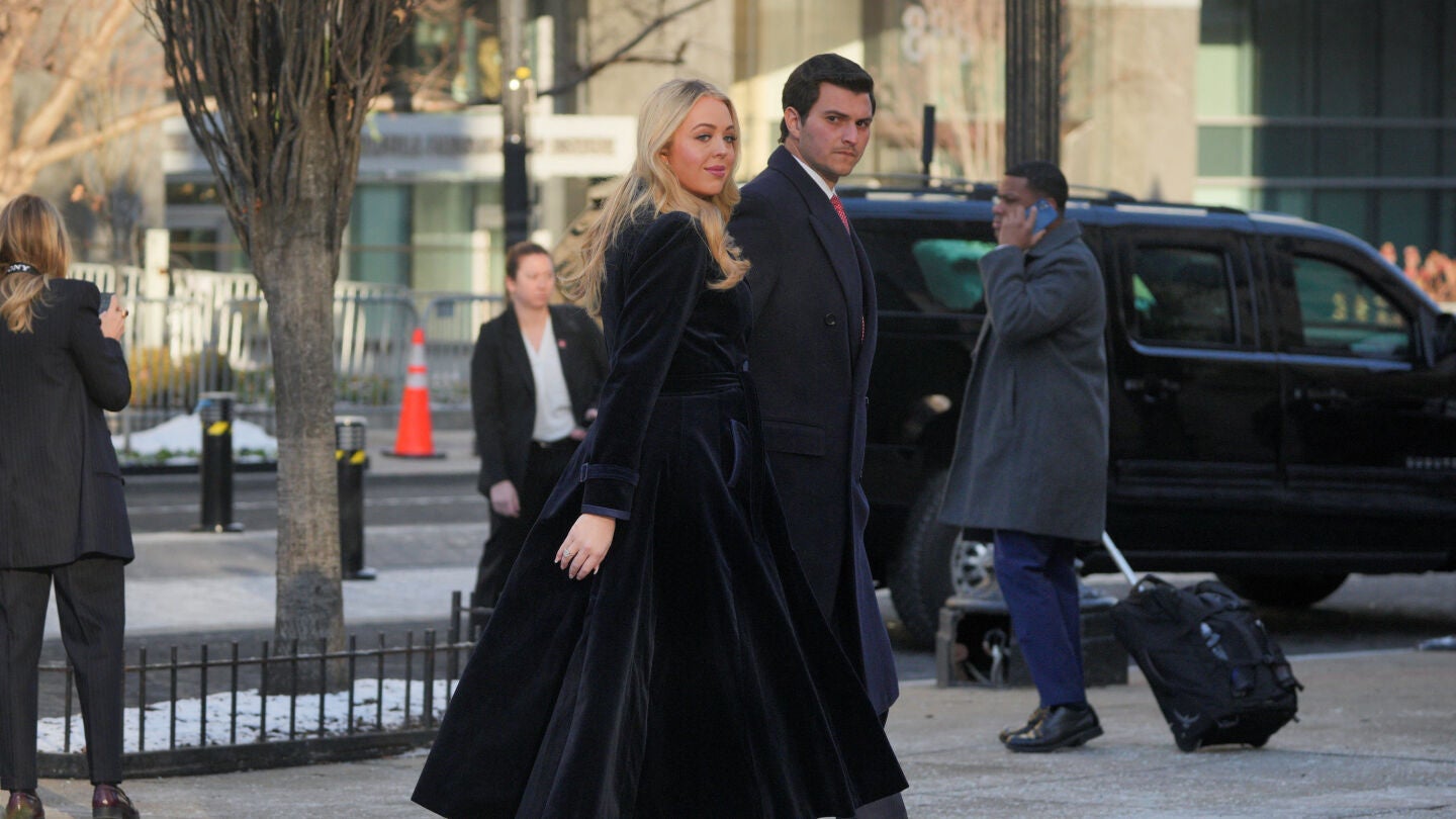 La hija del presidente electo de Estados Unidos, Donald Trump, Tiffany Trump, llega a la misa en la iglesia de San Juan. 