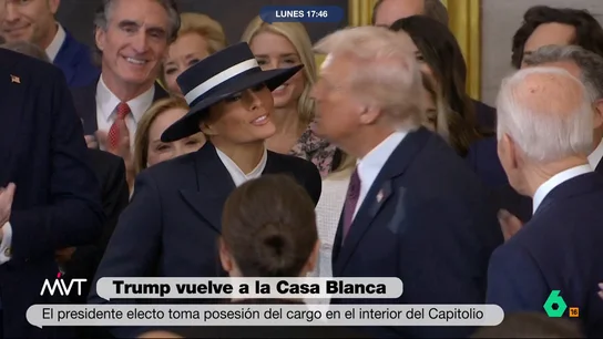 Iñaki López, sobre el 'no beso' de Donald Trump y Melania: "Hemos hecho VAR y ni se tocan" "Da un poco hasta de vergüencilla", comenta por su parte Cristina Pardo en este vídeo donde analizan el incómodo momento en el que Donald Trump no llega a besar del todo a Melania a su llegada al salón del Capitolio.