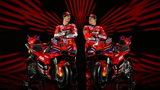 Marc Márquez y Bagnaia posan con la nueva Ducati Marc Márquez y Bagnaia posan con la nueva Ducati
