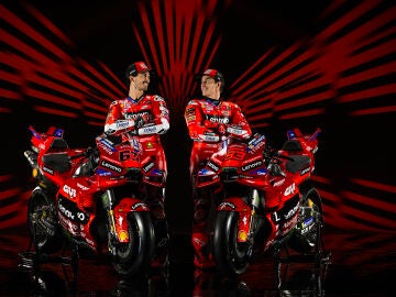 Marc M&aacute;rquez y Bagnaia posan con la nueva Ducati