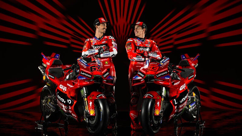 Marc Márquez y Bagnaia posan con la nueva Ducati