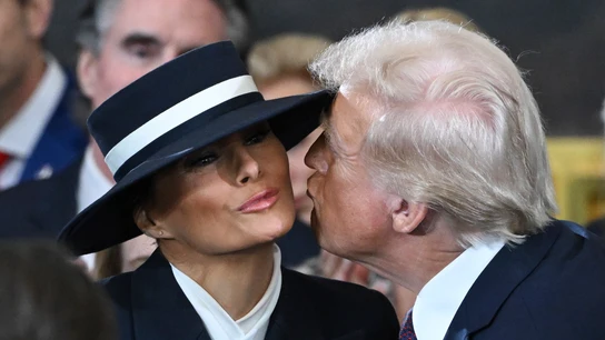 El 'beso' de Trump a Melania a su entrada en el Capitolio El 'beso' de Trump a Melania a su entrada en el Capitolio