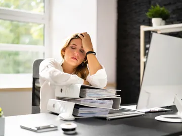 Una mujer estresada en el trabajo Una mujer estresada en el trabajo