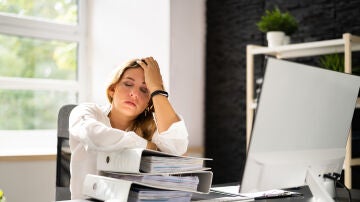 Una mujer estresada en el trabajo