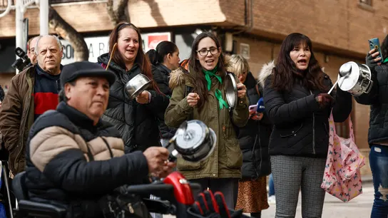 Cacerolada de protesta frente al Ayuntamiento de Benetússer, Valencia, este lunes. Cacerolada de protesta frente al Ayuntamiento de Benetússer, Valencia, este lunes.