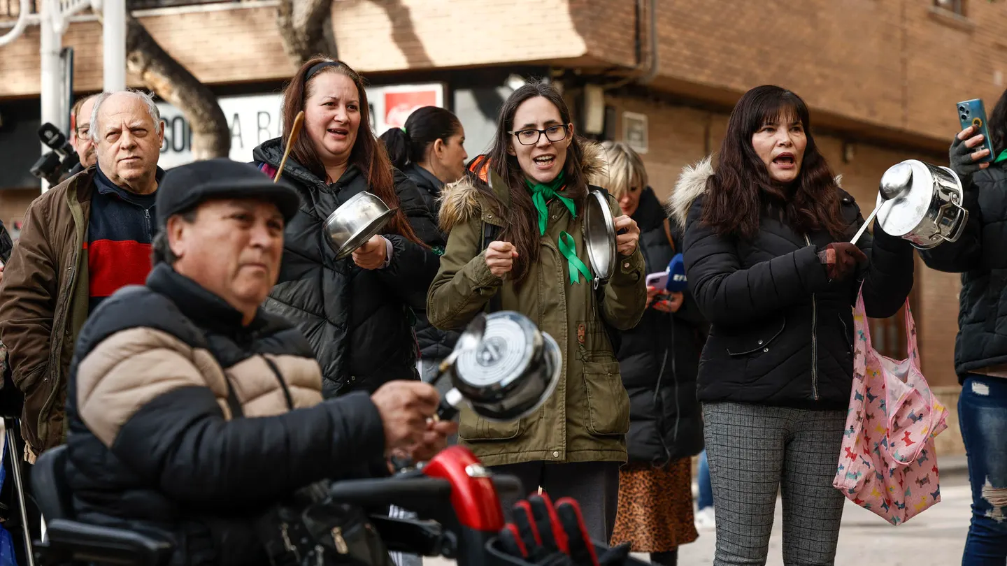 Cacerolada de protesta frente al Ayuntamiento de Benetússer, Valencia, este lunes. Cacerolada de protesta frente al Ayuntamiento de Benetússer, Valencia, este lunes.