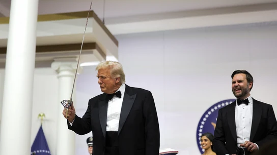 El presidente de Estados Unidos, Donald Trump, sostiene una espada durante su baile inaugural, acompañado por su vicepresidente, J.D. Vance El presidente de Estados Unidos, Donald Trump, sostiene una espada durante su baile inaugural, acompañado por su vicepresidente, J.D. Vance