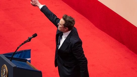 Elon Musk saluda a la multitud durante un acto por la toma de posesión de Donald Trump, este lunes Elon Musk saluda a la multitud durante un acto por la toma de posesión de Donald Trump, este lunes