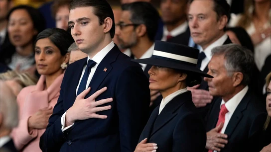 Barron Trump y su madre Melania, durante la toma de posesión de su padre y marido este lunes. Barron Trump y su madre Melania, durante la toma de posesión de su padre y marido este lunes.