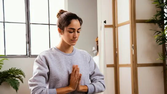 Una chica haciendo meditación o mindfulness meditación o mindfulness