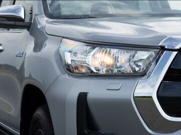 Llega a Espa&ntilde;a en pleno Dakar la Toyota Hilux m&aacute;s ecol&oacute;gica, con motor h&iacute;brido, etiqueta ECO y un extra de par motor
