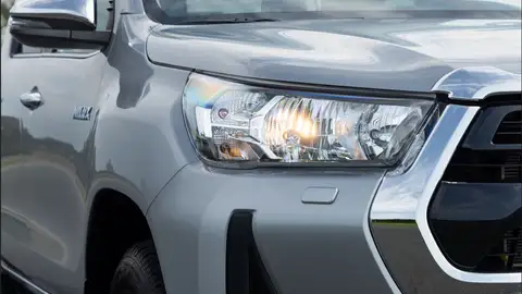 Llega a España en pleno Dakar la Toyota Hilux más ecológica, con motor híbrido, etiqueta ECO y un extra de par motor Toyota Hilux MHEV