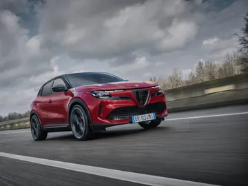 Es el SUV premium de diseño elegante reconvertido en un coche de alto rendimiento con 280 CV Es el SUV premium de diseño elegante reconvertido en un coche de alto rendimiento con 280 CV