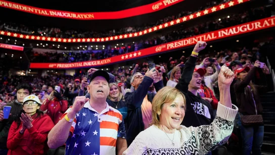 Los partidarios del presidente Donald Trump bailan y animan dentro de la Capital One Arena durante un evento de desfile de inauguración presidencial en Washington este lunes. Los partidarios del presidente Donald Trump bailan y animan dentro de la Capital One Arena durante un evento de desfile de inauguración presidencial en Washington este lunes.