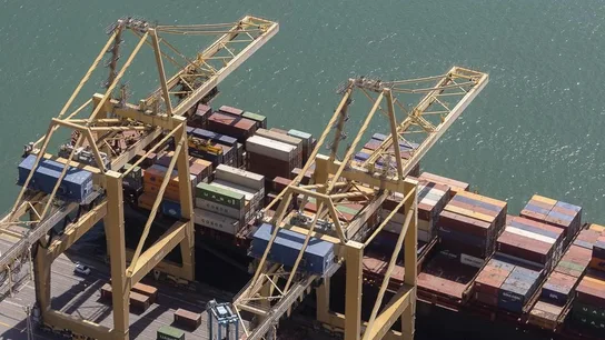 Dos grúas operando un barco en la terminal de contenedores de APMT en el Puerto de Barcelona, en una imagen de archivo. Dos grúas operando un barco en la terminal de contenedores de APMT en el Puerto de Barcelona, en una imagen de archivo.